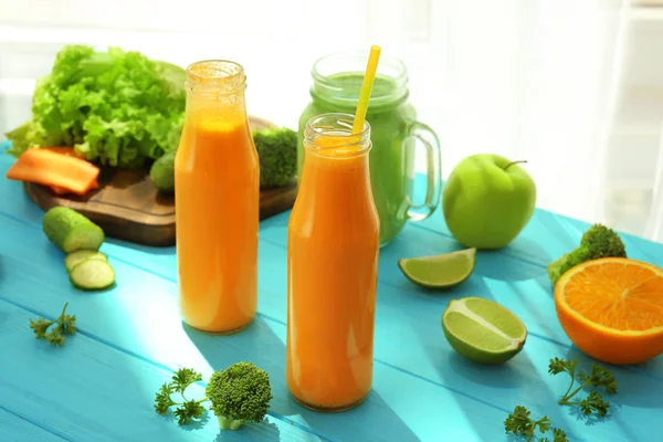 Batidos frescos con frutas y verduras —  Fotos de Stock