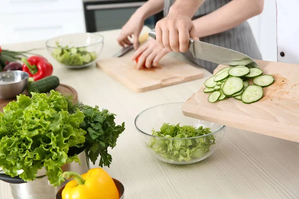 Mutfakta yemek dersleri veren aşçı