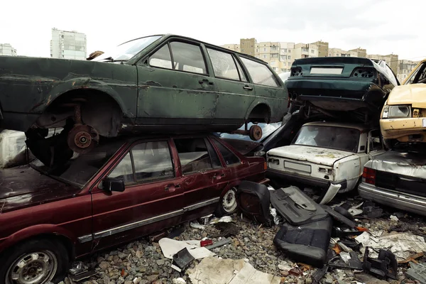 Ezilmiş arabalar kazıklı — Stok fotoğraf