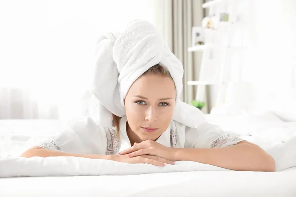 Belle jeune femme reposant sur le lit après la douche à la maison — Photo