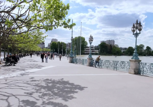 Modern şehir içinde güzel dolgu üzerinde yürüyen insanlar