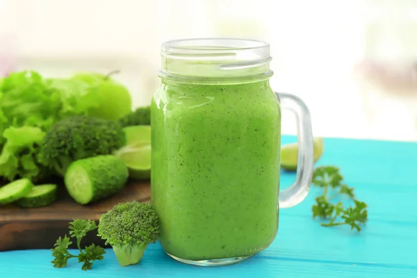 Mason jar with fresh green smoothie on table — Stock Photo, Image