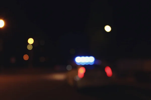 Gece bulanık polis arabası — Stok fotoğraf