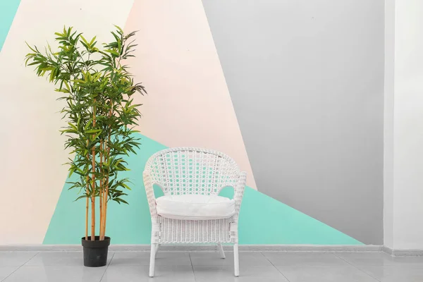 Kursi berlengan wicker yang nyaman di kamar dekat dinding warna — Stok Foto