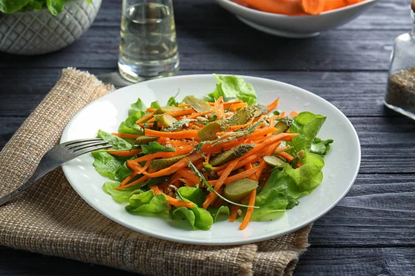 Teller mit leckerem Karottensalat auf dem Tisch — Stockfoto