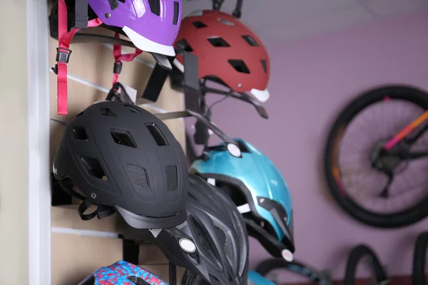 Новые велосипедные шлемы — стоковое фото