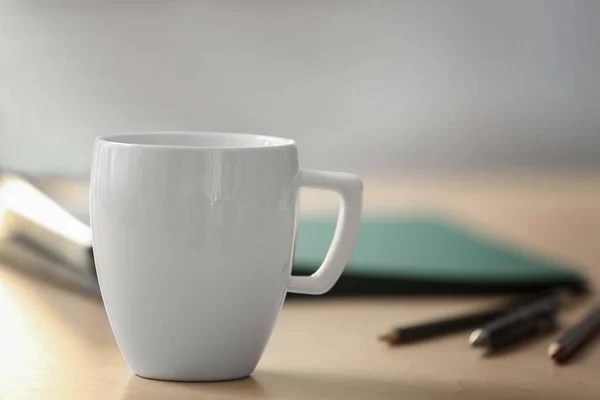 Белая чашка на рабочем столе — стоковое фото
