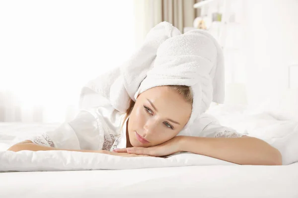 Piękna młoda kobieta odpoczynku na łóżku po prysznicem w domu — Zdjęcie stockowe