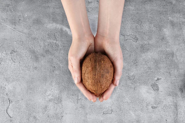코코넛과 여성 손 — 스톡 사진