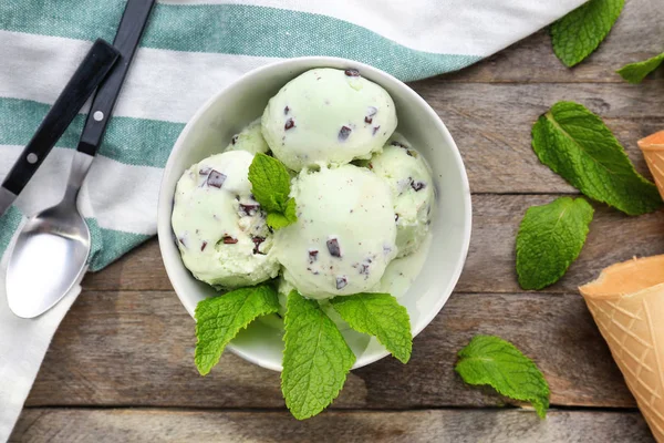 Crème glacée aux pépites de chocolat menthe — Photo