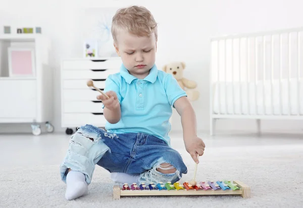 Schattige kleine jongen met xylofoon — Stockfoto