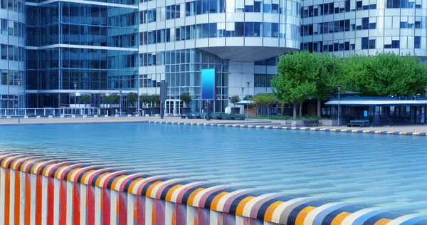 Современный бассейн с цветной плиткой в деловом районе большого города — стоковое фото
