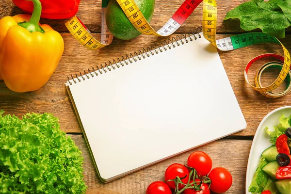 Cuaderno vacío, cinta métrica y conjunto de alimentos saludables —  Fotos de Stock