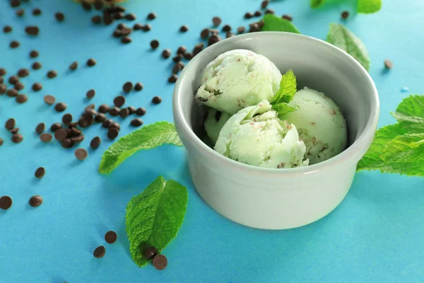 Helado de menta con chispas de chocolate — Foto de Stock