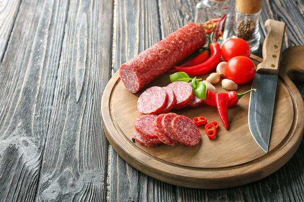 Lezzetli dilimlenmiş sosis ve biber masada ahşap tahta