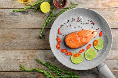 Limon dilimleri ile kızartma tavası