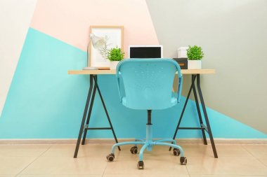 Çalışma alanı ile oda içinde bilgisayar 