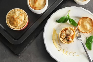 Bardak ve tabak lezzetli Türkiye pasta ile pişirme