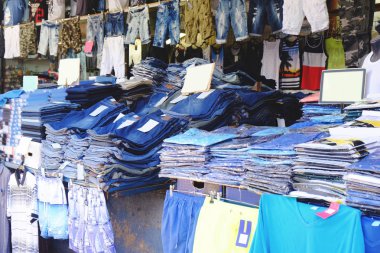 Pazarda farklı kıyafetler