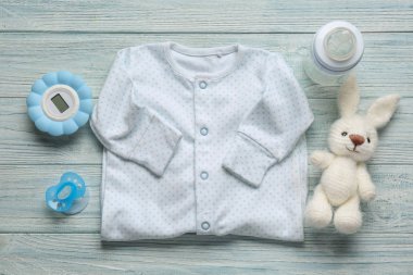 Ahşap arka plan üzerinde bebek aksesuarları ile kompozisyon