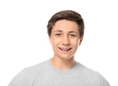 Beyaz arka plan üzerinde poz sevimli genç çocuk