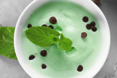 Naneli çikolata chip dondurma