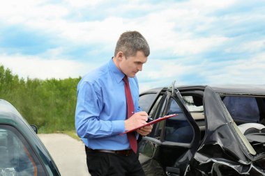 Sigortacı kontrol kırık araba 