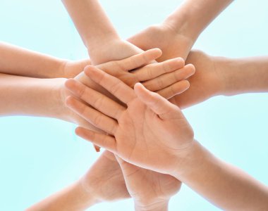 Gençler açık havada birlikte ellerini koyarak. Gönüllü kavramı