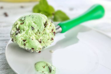 Naneli çikolata chip dondurma