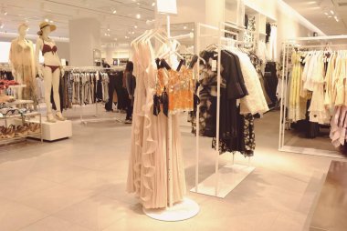 farklı kadın kıyafetleri