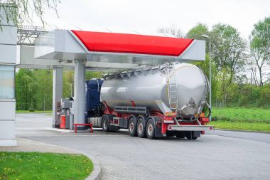 Gaz benzin istasyonu Sarnıcı araba ile görünümünü