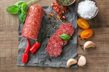 Dilimlenmiş sosis ve biber masada kompozisyonu