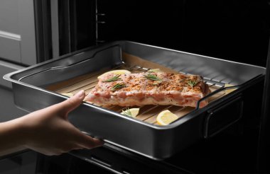 kadın koyarak fırın tepsisi