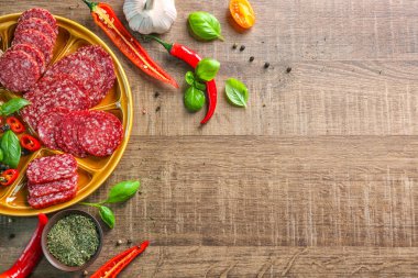 Dilimlenmiş farklı sosis ve biber tablo ile plaka