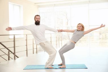 Genç çift ışık Oda Yoga pratik