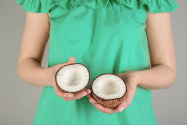 kırık Hindistan cevizi kadınla 