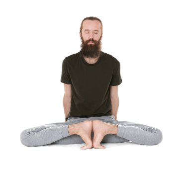 Yoga yapan genç adam.