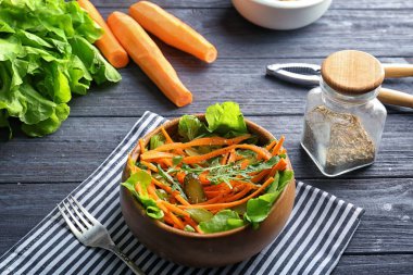 Masada lezzetli havuç salatası ile kase