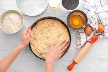 Mutfak masasında pasta hazırlama kadın