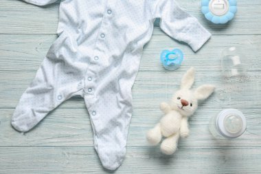 Ahşap arka plan üzerinde bebek aksesuarları ile kompozisyon