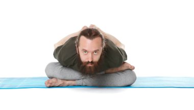 Yoga yapan genç adam.
