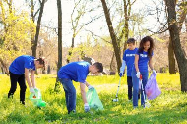 Genç gönüllüler Park güneşli günde gurup