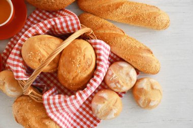 Hasır sepet ve ahşap masa lezzetli ekmek