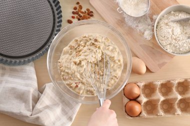 Şef mutfak masasında üzümlü hamur hazırlama