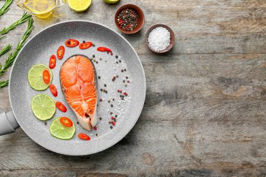 Limon dilimleri ile kızartma tavası