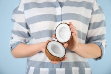 kırık Hindistan cevizi kadınla 