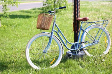 Bisiklet ile hasır sepet 