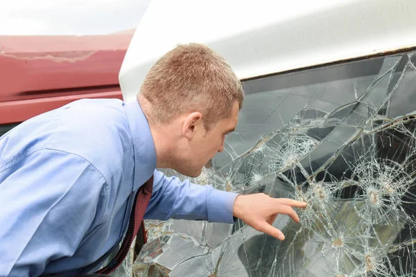 Sigortacı araba kırık ön Cam kazadan sonra kontrol