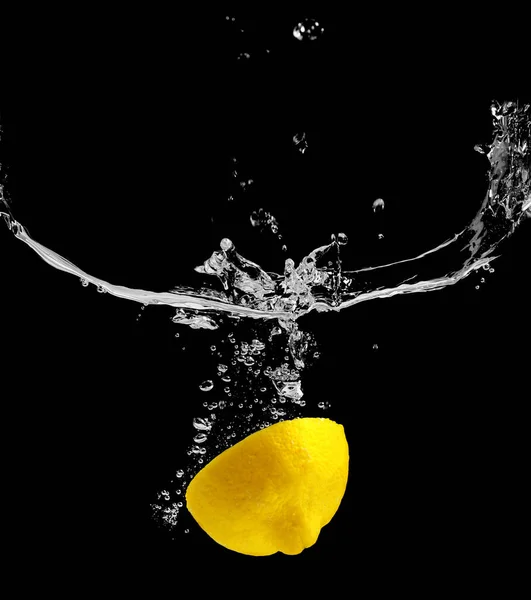 Limão fresco na água — Fotografia de Stock