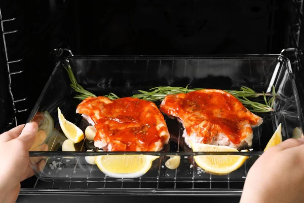 kadın koyarak fırın tepsisi